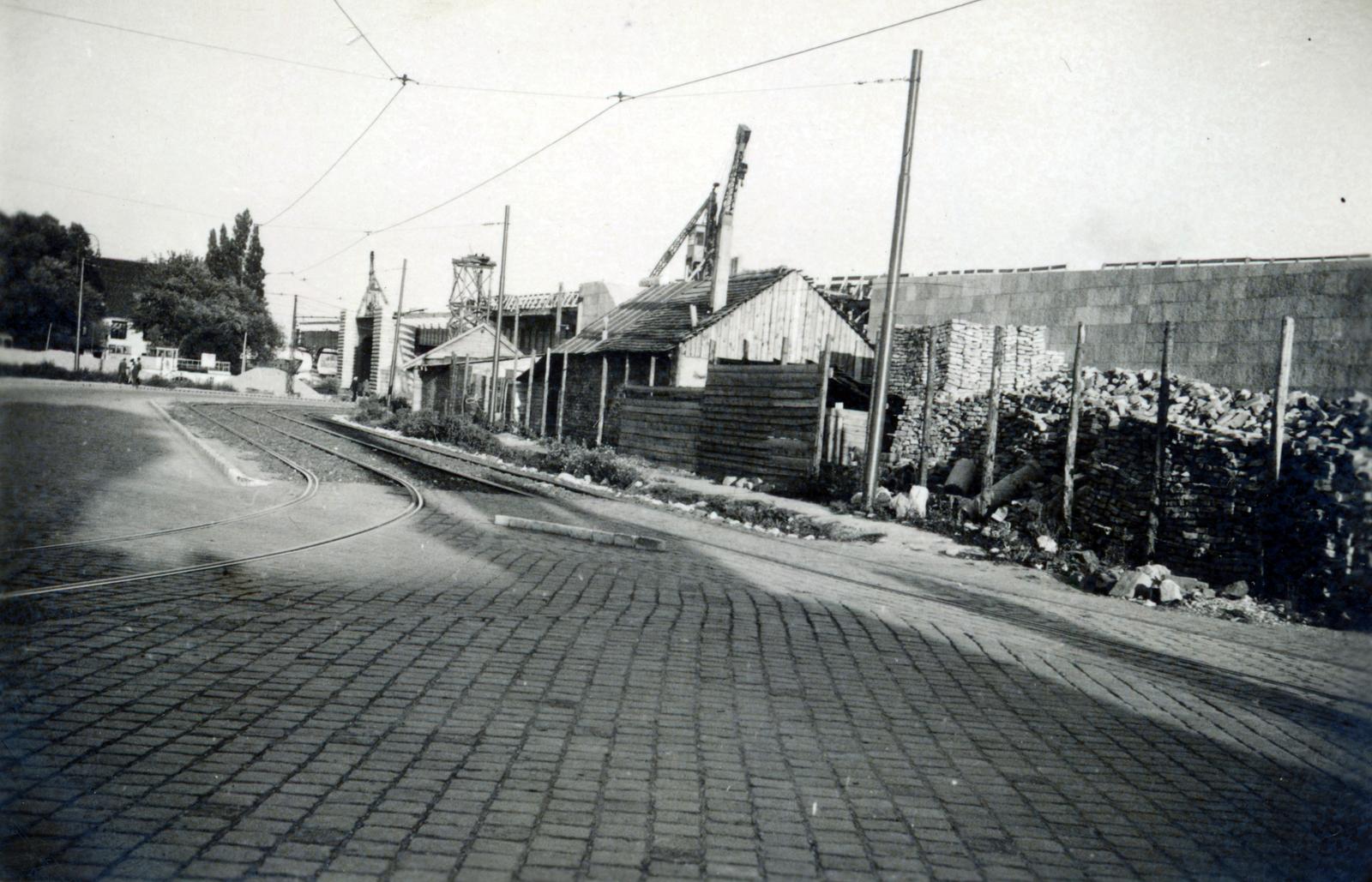 Hungary, Óbuda, Budapest III., Tavasz utca az Árpád híd budai hídfőjének építési területe., 1943, Palágyi Bálint, Budapest, site constraints, building material, rails, Fortepan #233990
