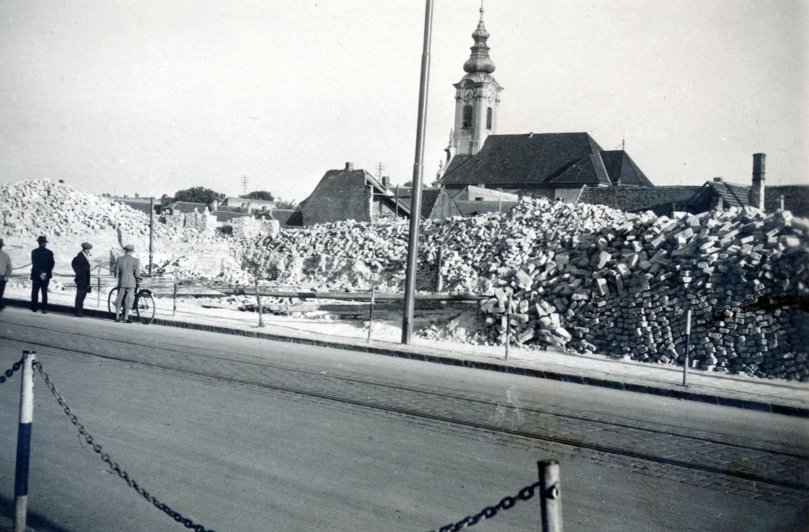 Hungary, Óbuda, Budapest III., Tavasz utca az Árpád híd budai hídfőjének építési területe. Szemben a Szent Péter és Pál-templom., 1943, Palágyi Bálint, Budapest, Fortepan #233992