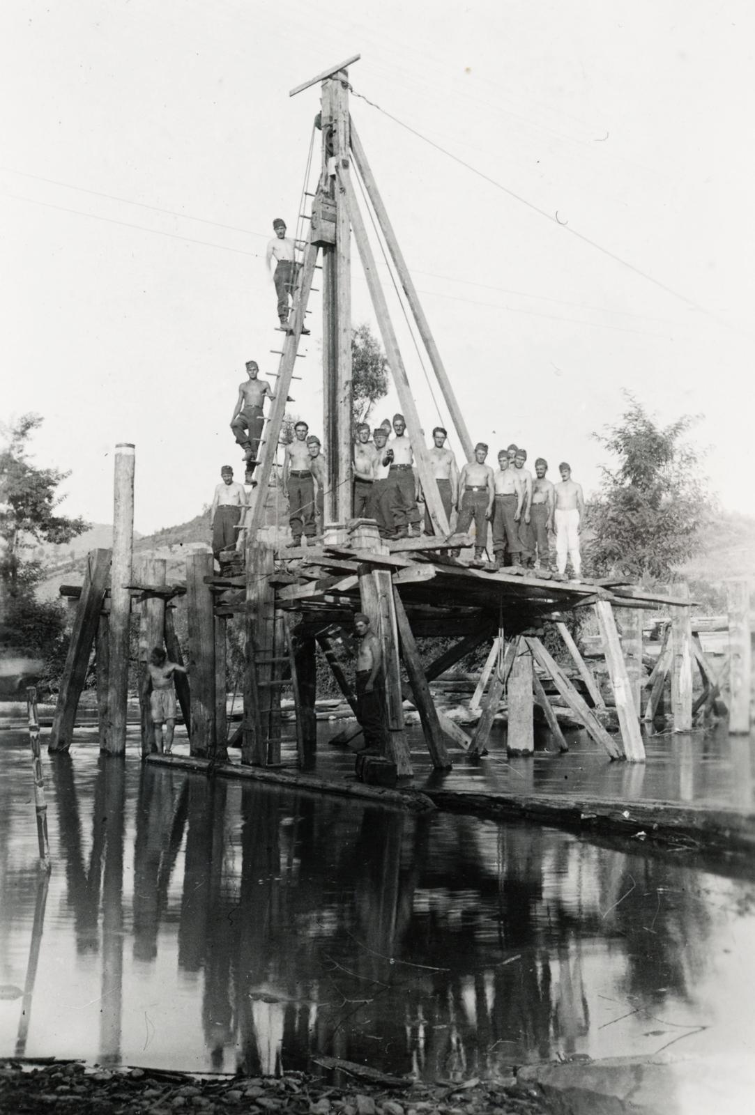 1942, Cserey Zoltán, sapper, wooden structure, Fortepan #234009