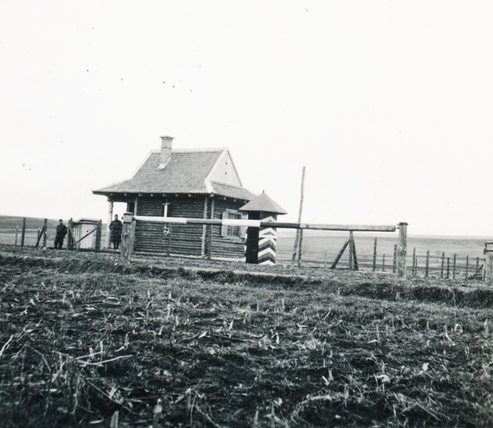 Románia,Erdély, Bölön, határállomás., 1941, Cserey Zoltán, sorompó, őrbódé, országhatár, Fortepan #234019