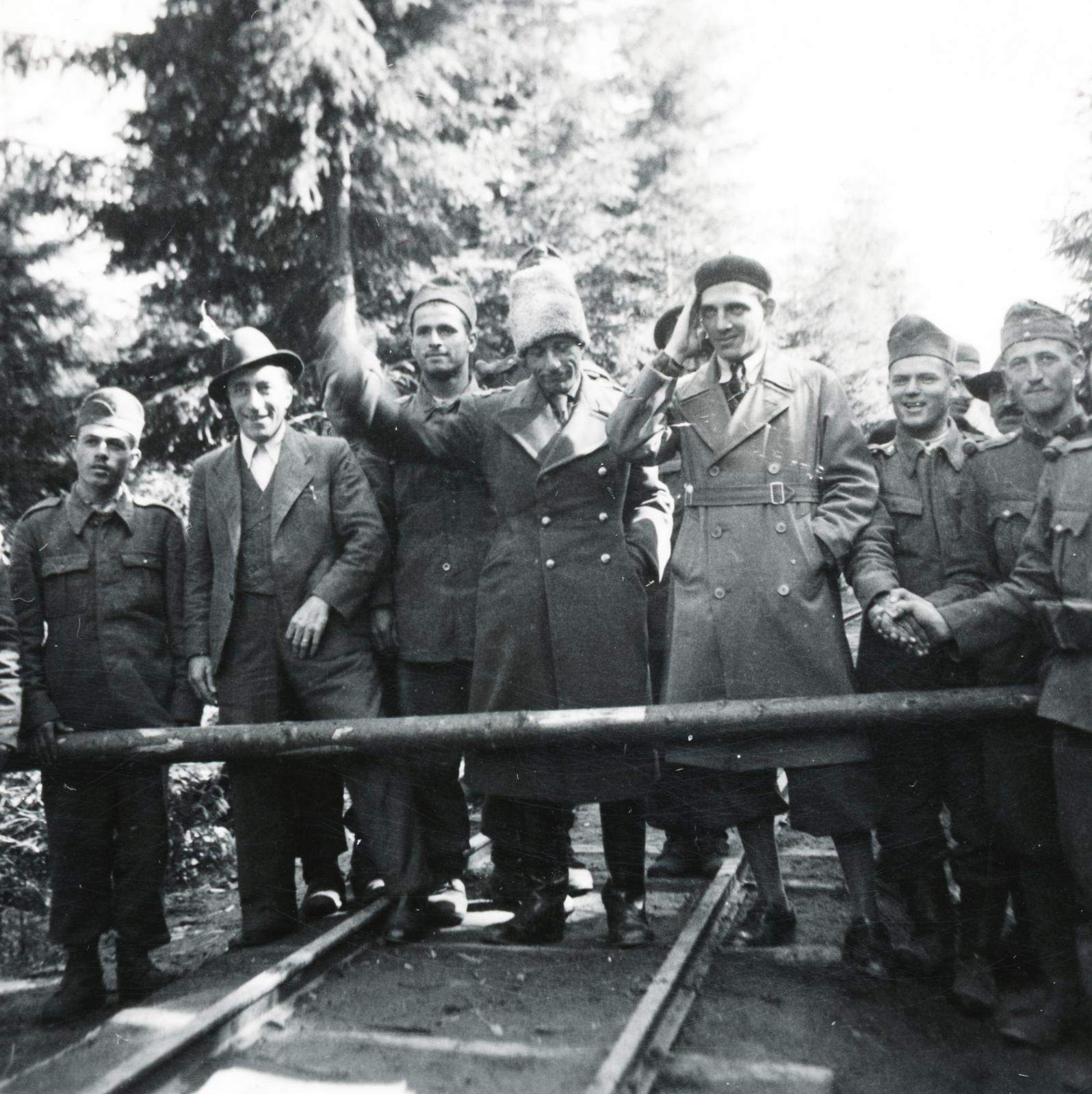 1940, Cserey Zoltán, katona, kucsma, sorompó, tisztelgés, Fortepan #234024