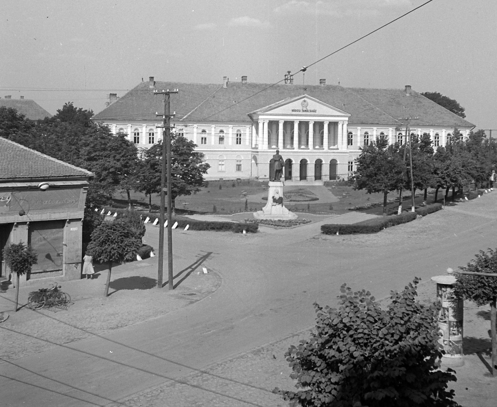 Magyarország, Makó, Városháza., 1951, Építész, plakát, szobor, hirdetőoszlop, látkép, középület, Fortepan #23403