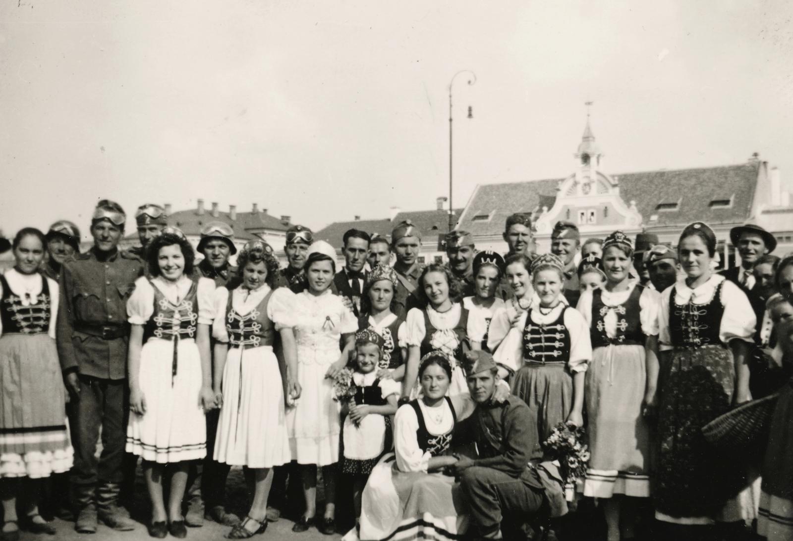 1940, Cserey Zoltán, népviselet, katona, öröm, virágcsokor, Fortepan #234035