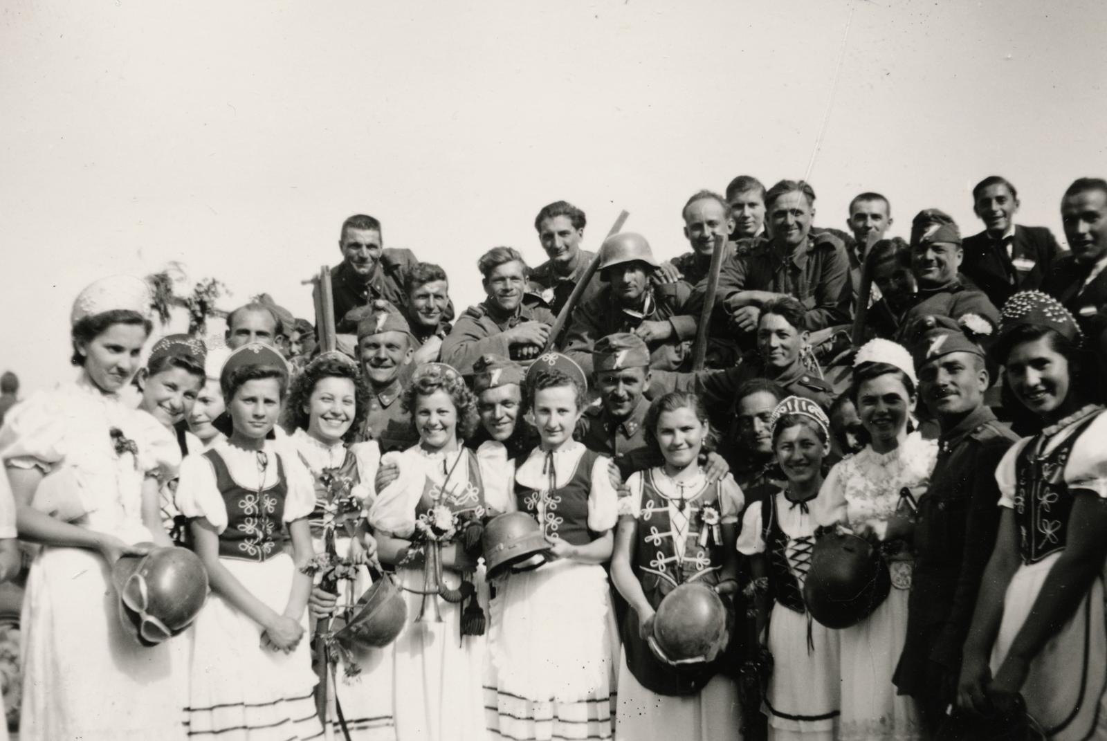 1940, Cserey Zoltán, girls, smile, hold in arms, folk costume, soldier, Fortepan #234036