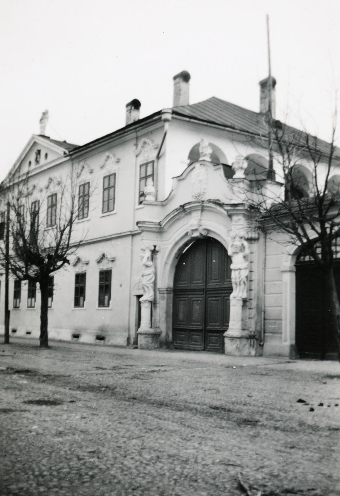 Románia,Erdély, Szamosújvár, Strada Mihai Viteazul 6., Karácsony-ház., 1940, Cserey Zoltán, kariatida, épület, kapu, boltív, Fortepan #234043