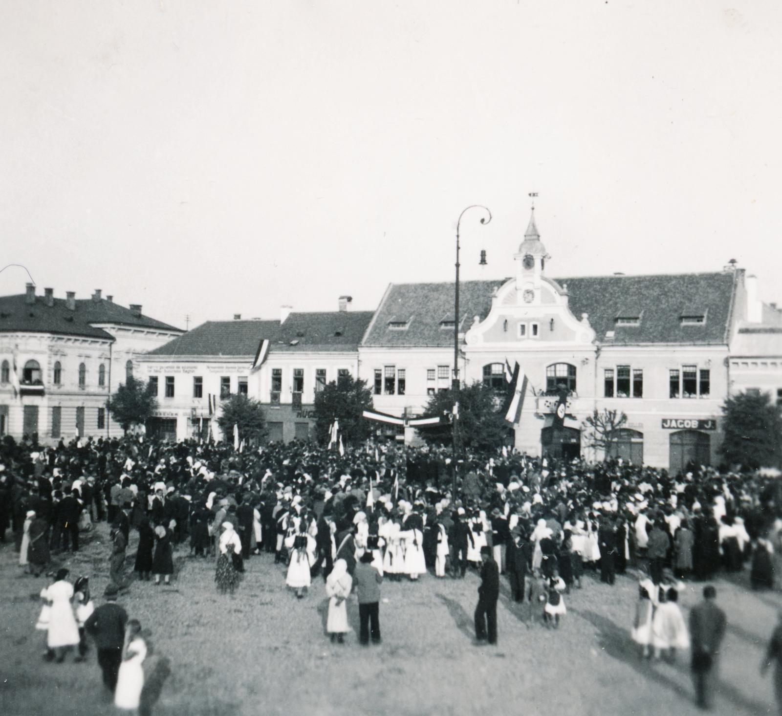 Románia,Erdély, Szászrégen, Piaţa Petru Maior (ekkor Horthy Miklós tér), Városháza. A felvétel a magyar csapatok bevonulása idején készült., 1940, Cserey Zoltán, nemzeti jelkép, ünnepség, sokadalom, Fortepan #234046