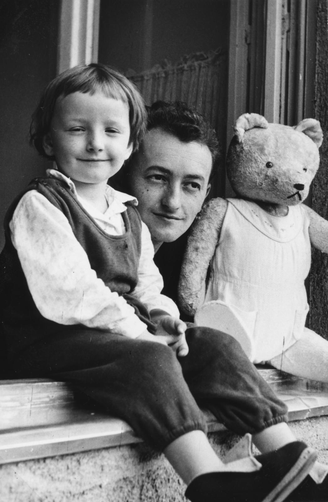 1961, Lelkes Ilka, hárman, játékmackó, ablakpárkányon ülni, Fortepan #234080