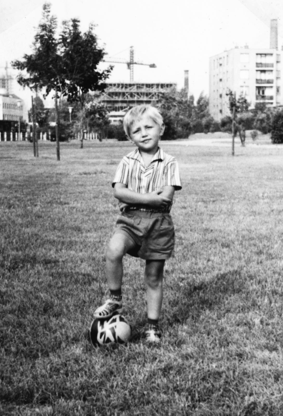 Magyarország, Budapest IX., balra a Ferencvárosi Művelődési Központ, szemben az Országos Kardiológiai Intézet építkezése., 1973, Lelkes Ilka, Budapest, labda, kisfiú, Fortepan #234090
