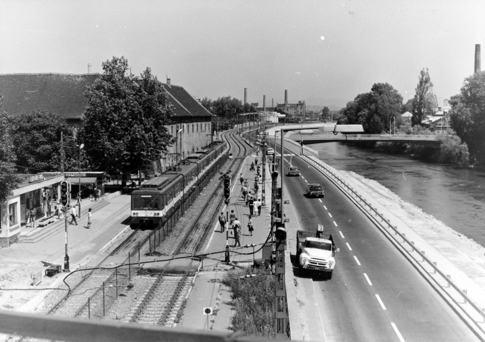 Magyarország, Budapest III., Szentlélek (Korvin Ottó) tér, HÉV megálló az Árpád hídról nézve., 1983, Gödi Digitális Fotóarchívum, Budapest, Fortepan #234132