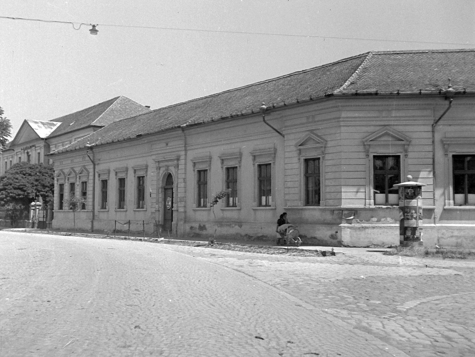 Hungary, Makó, Szegedi utca - Kálvin utca kereszteződés, balra a Zeneiskola., 1951, Építész, school, poster, street view, ad pillar, cobblestones, Fortepan #23414