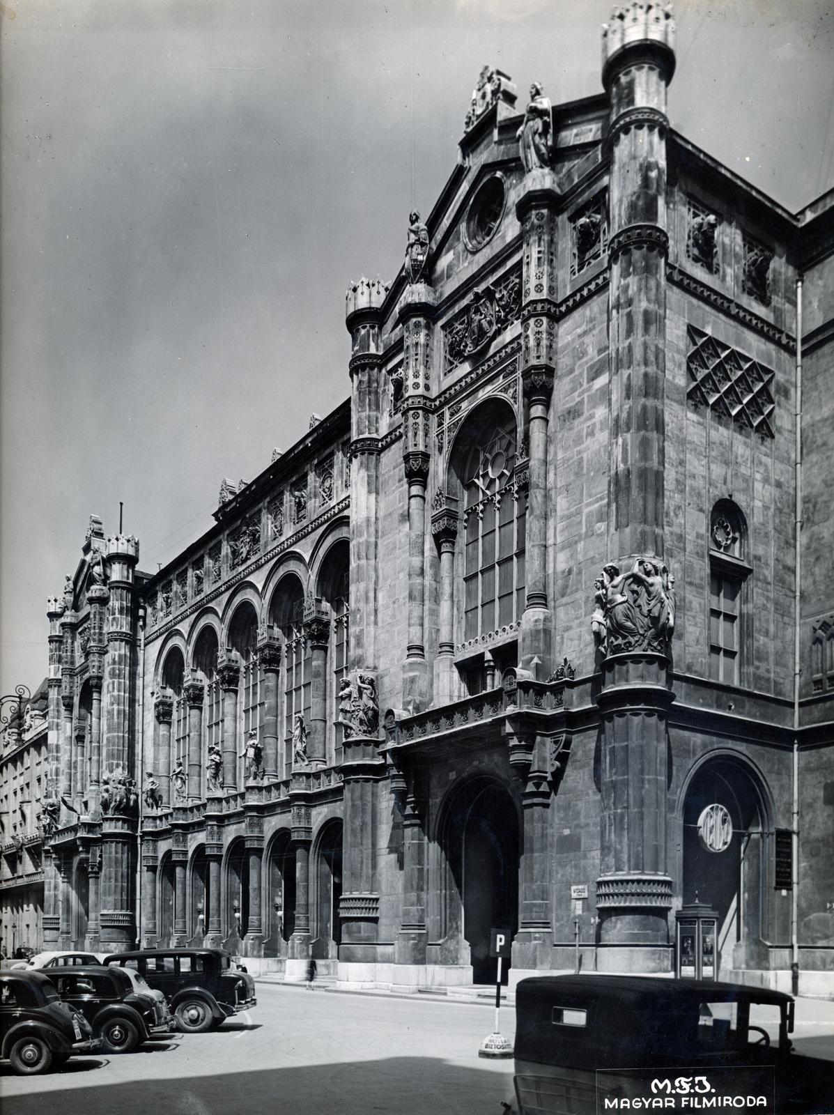 Hungary, Budapest V., Vigadó tér, szemben a Vigadó épülete., 1934, Gödi Digitális Fotóarchívum, building statue, phone booth, monument, Budapest, Fortepan #234147