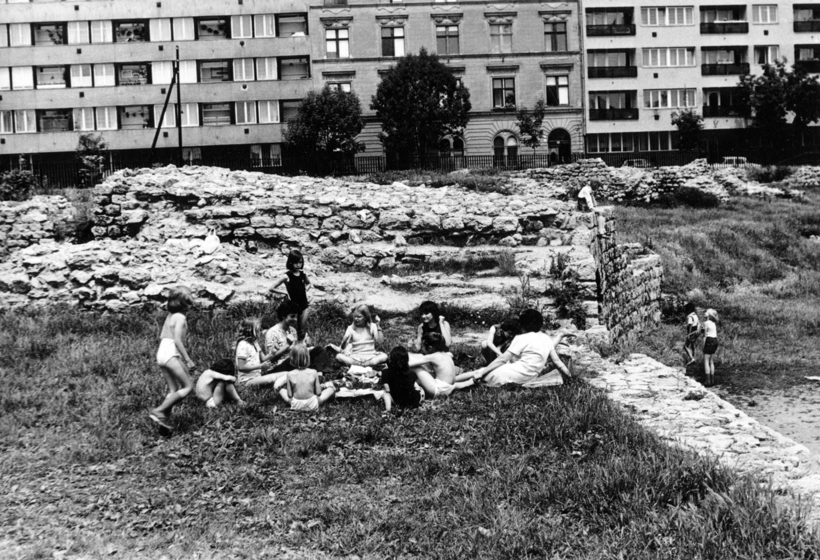 Magyarország, Óbuda, Budapest III., katonavárosi amfiteátrum, háttérben a Viador utca házsora., 1976, Gödi Digitális Fotóarchívum, amfiteátrum, Budapest, Fortepan #234148