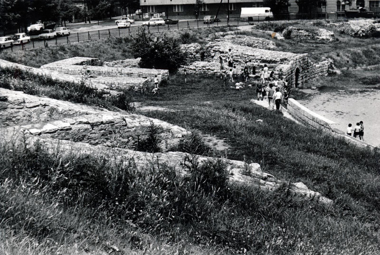Magyarország, Óbuda, Budapest III., katonavárosi amfiteátrum, háttérben balra a Viador utca - Szőlő utca kereszteződése., 1976, Gödi Digitális Fotóarchívum, amfiteátrum, katonai amfiteátrum, felvonulási épület, Budapest, Fortepan #234150