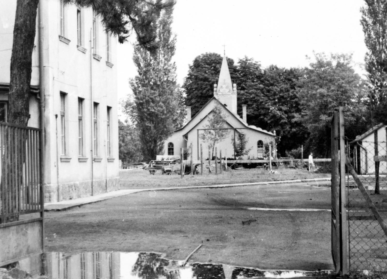 Hungary, Göd, (Alsógöd), Petőfi Sándor utca 48., Általános Iskola. A háttérben a Pesti úti Szent István király-templom, mely 1993. április 30-án éjszaka szándékos gyújtogatás okán leégett., 1974, Gödi Digitális Fotóarchívum, Fortepan #234167