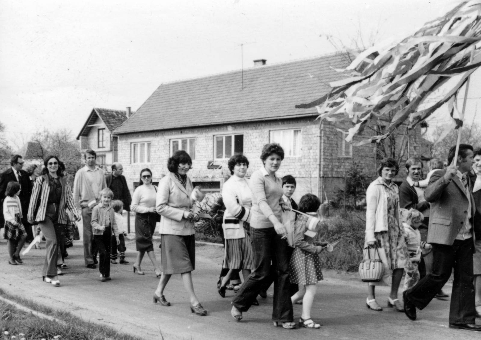 Magyarország, Göd, (Alsógöd), Rákóczi Ferenc utca, május 1-i felvonulás résztvevői., 1977, Gödi Digitális Fotóarchívum, Fortepan #234185