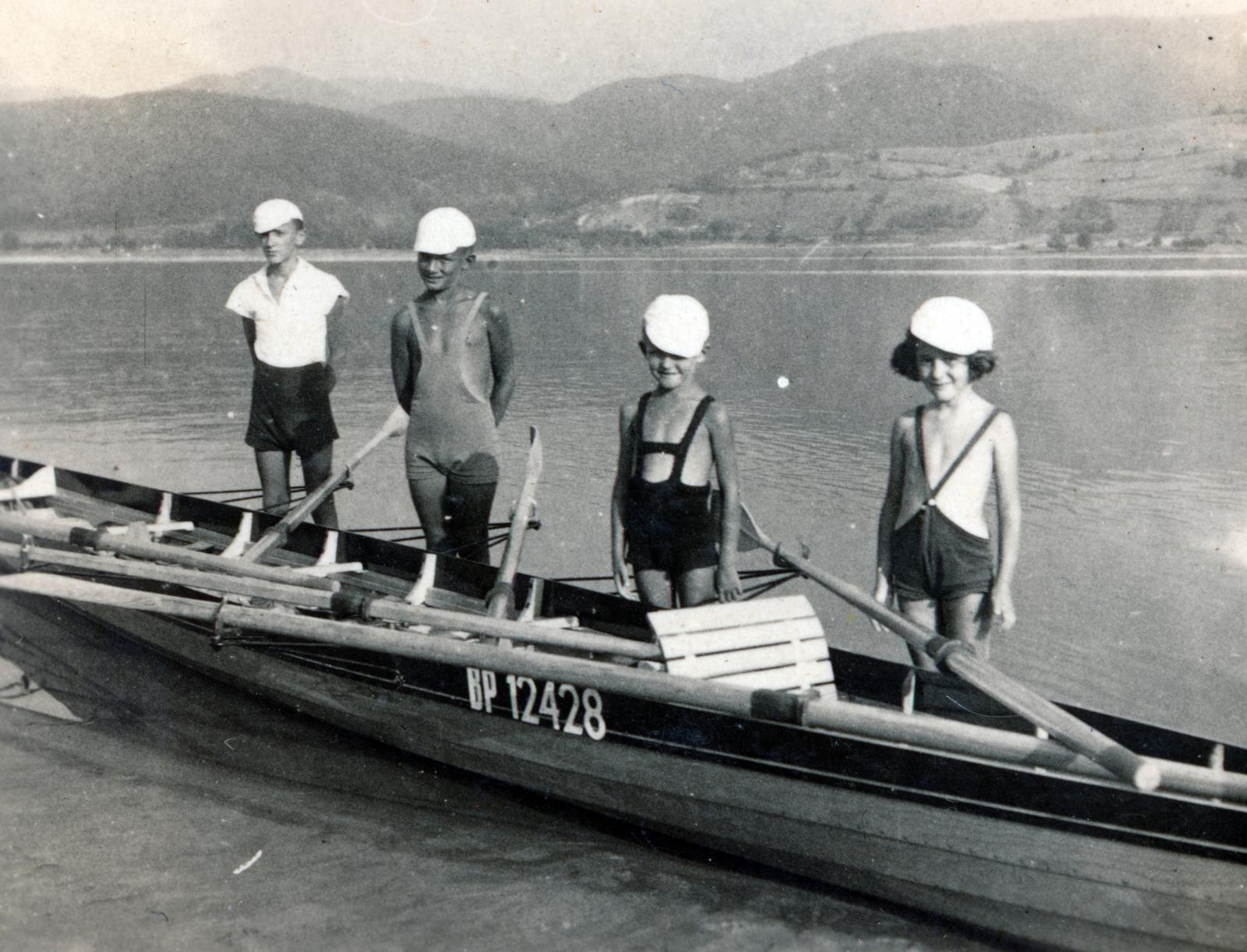 Hungary,Danube Bend, háttérben a Duna túlpartján Lepence., 1926, Gödi Digitális Fotóarchívum, paddling, ship, kids, Fortepan #234223