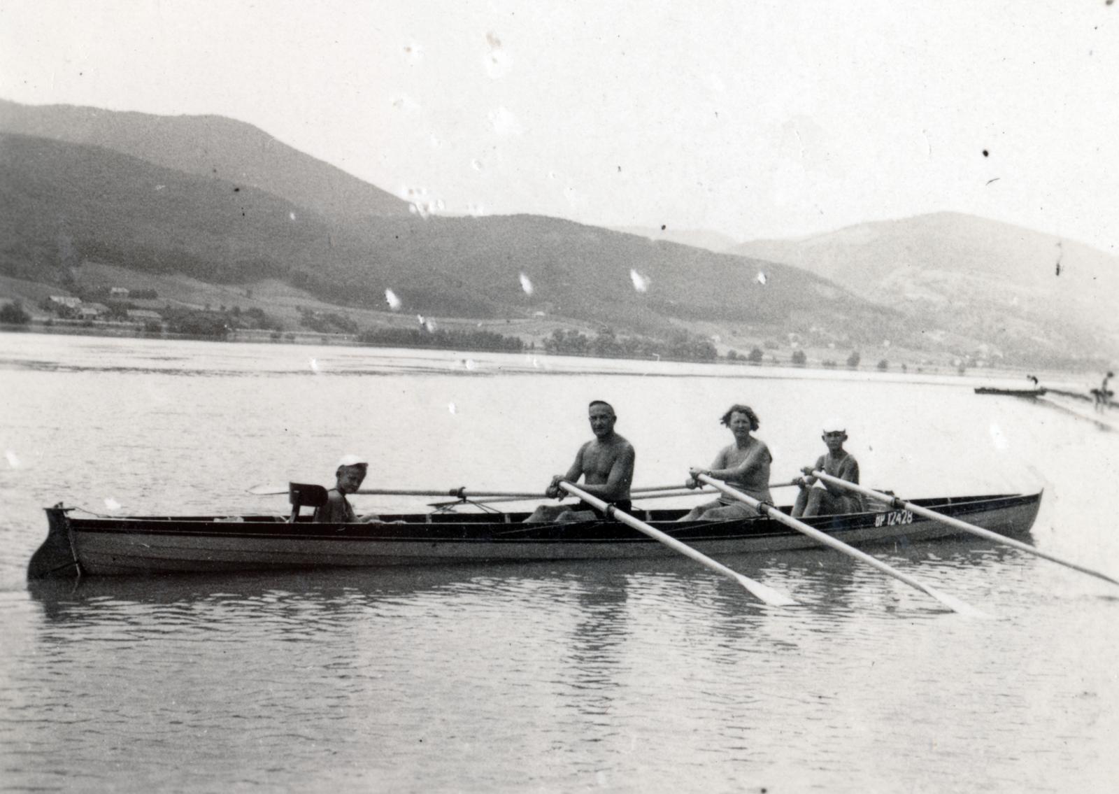 Magyarország,Dunakanyar, háttérben a Duna túlpartján a Visegrád és Lepence közötti partszakasz., 1926, Gödi Digitális Fotóarchívum, evezés, hajó, Fortepan #234224