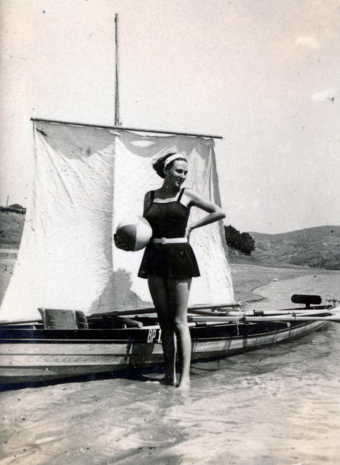 Hungary,Danube Bend, a felvétel a Duna-partján Nagymaros felett készült., 1926, Gödi Digitális Fotóarchívum, bathing suit, akimbo, ball, Fortepan #234225