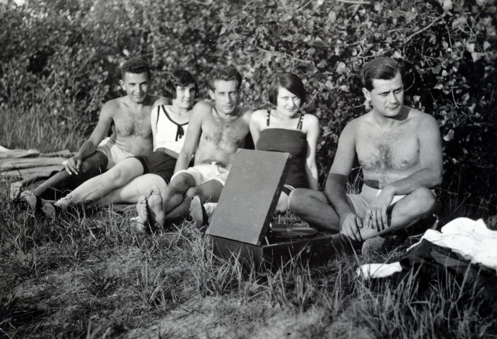 1926, Gödi Digitális Fotóarchívum, sitting on the ground, half-naked, turntable, Fortepan #234229