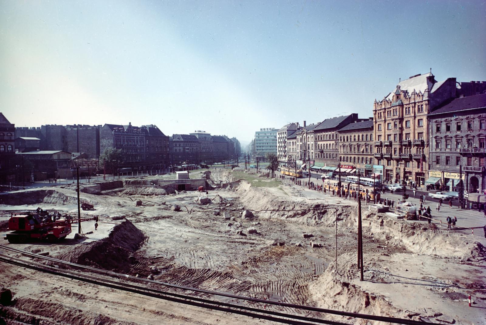 Magyarország, Budapest VIII.,Budapest VII., Baross tér a Rákóczi út felé nézve, az aluljáró és a metróállomás építése idején., 1967, Hegyvidéki Helytörténeti Gyűjtemény, Budapest, Fortepan #234252