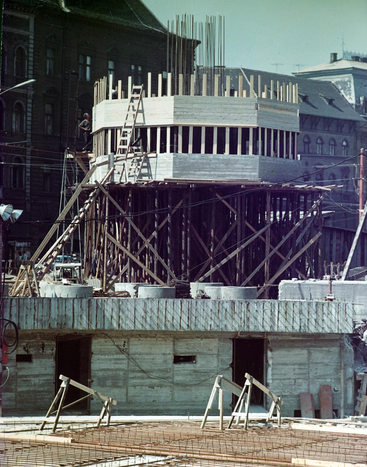 Magyarország, Budapest VIII.,Budapest VII., Baross tér, a BKV forgalomirányító tornyának építése., 1969, Hegyvidéki Helytörténeti Gyűjtemény, Budapest, színes, vasbeton, Fortepan #234259