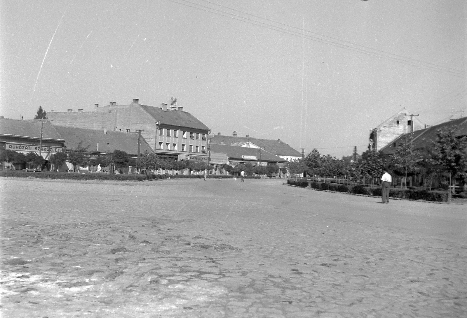 Hungary, Makó, Széchenyi tér, háttérben takarva az egykori Megyeháza (később Városháza)., 1951, Építész, main square, Fortepan #23426