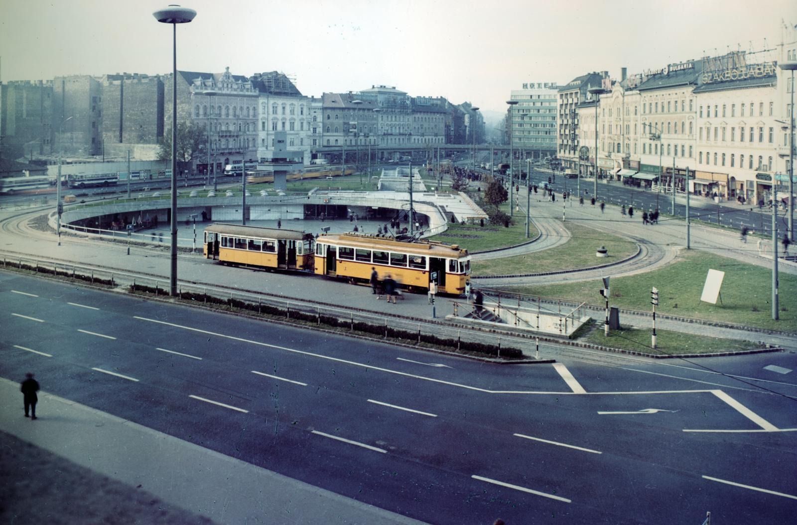 Magyarország, Budapest VIII.,Budapest VII., Baross tér a Keleti pályaudvartól a Rákóczi út felé nézve., 1970, Hegyvidéki Helytörténeti Gyűjtemény, színes, villamos, Budapest, Fortepan #234273