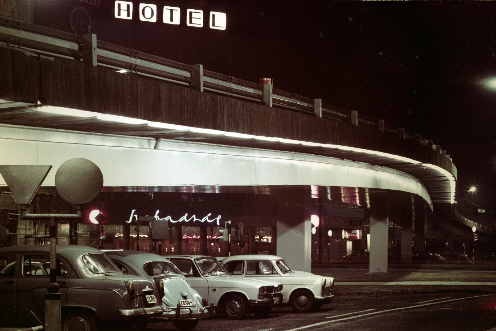 Hungary, Budapest VII., Baross tér, a Fiumei (Mező Imre) út és a Rottenbiller utca közötti felüljáró mögött a Szabadság Szálloda., 1970, Hegyvidéki Helytörténeti Gyűjtemény, hotel, car park, Volkswagen Beetle, number plate, Budapest, Fortepan #234275