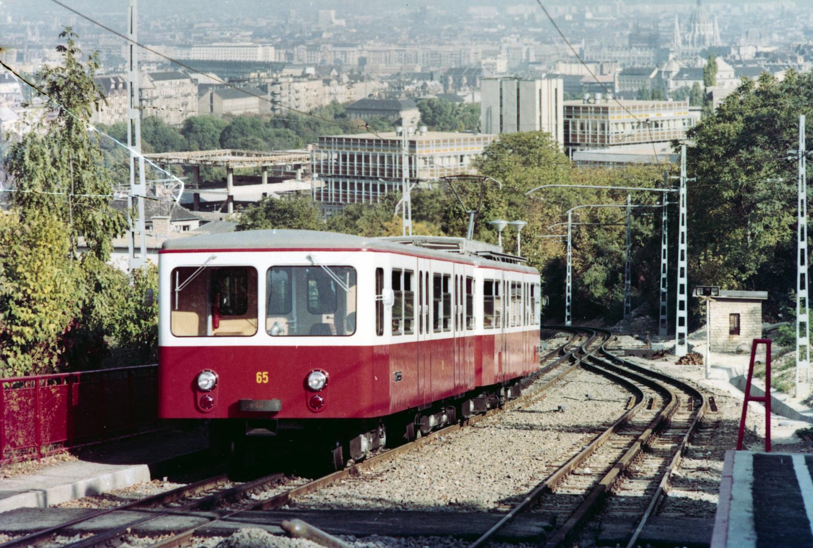 Magyarország, Budapest XII., a Fogaskerekű Orgonás megállója., 1973, Hegyvidéki Helytörténeti Gyűjtemény, színes, fogaskerekű vasút, megállóhely, szabadság, Budapest, Fortepan #234284