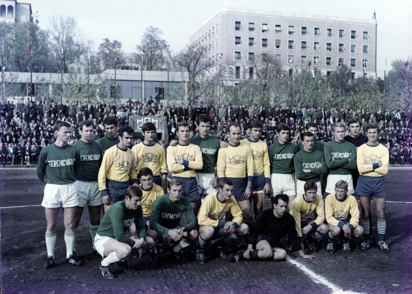 Hungary, Budapest XII., Csörsz utca, a Magyar Optikai Művek (MOM) sporttelepe. A felvétel a Ferencváros és a MOM csapatának gálamérkőzésén készült, a főépület és a labdarúgópálya átadási ünnepségét követően. Háttérben a MOM irodaháza., 1969, Hegyvidéki Helytörténeti Gyűjtemény, soccer field, soccer team, Budapest, Fortepan #234291