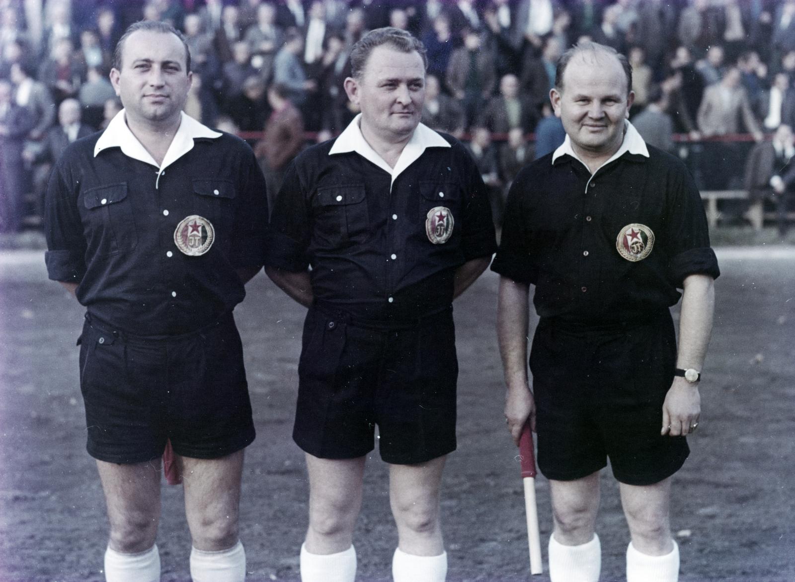 Magyarország, Budapest XII., Csörsz utca, a Magyar Optikai Művek (MOM) sporttelepe. A felvétel a Ferencváros és a MOM csapatának gálamérkőzésén készült, a főépület és a labdarúgópálya átadási ünnepségét követően., 1969, Hegyvidéki Helytörténeti Gyűjtemény, Budapest, Fortepan #234292