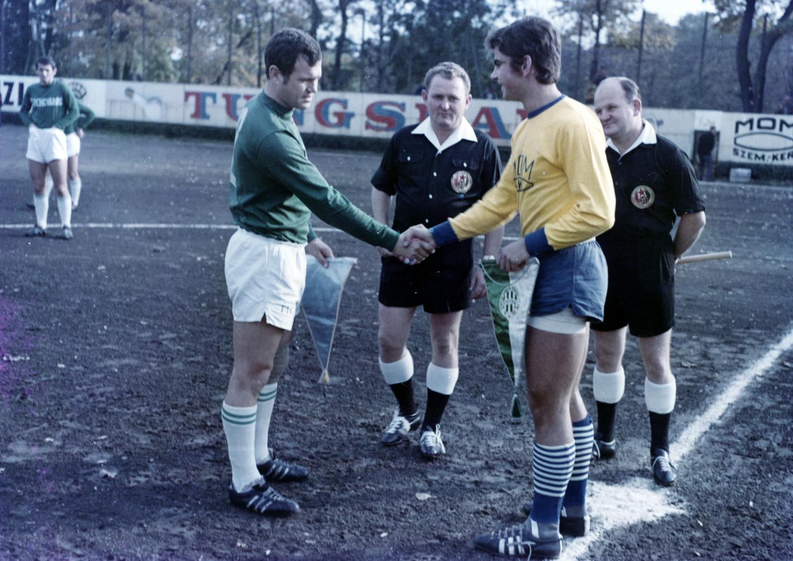 Magyarország, Budapest XII., Csörsz utca, a Magyar Optikai Művek (MOM) sporttelepe. A felvétel a Ferencváros és a MOM csapatának gálamérkőzésén készült, a főépület és a labdarúgópálya átadási ünnepségét követően., 1969, Hegyvidéki Helytörténeti Gyűjtemény, Budapest, Fortepan #234293