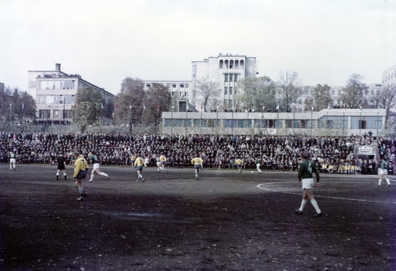 Hungary, Budapest XII., Csörsz utca, a Magyar Optikai Művek (MOM) sporttelepe. A Ferencváros és a MOM csapatának gálamérkőzése a főépület és a labdarúgópálya átadási ünnepségét követően. Háttérben a MOM épületsora., 1969, Hegyvidéki Helytörténeti Gyűjtemény, soccer team, Budapest, Fortepan #234294