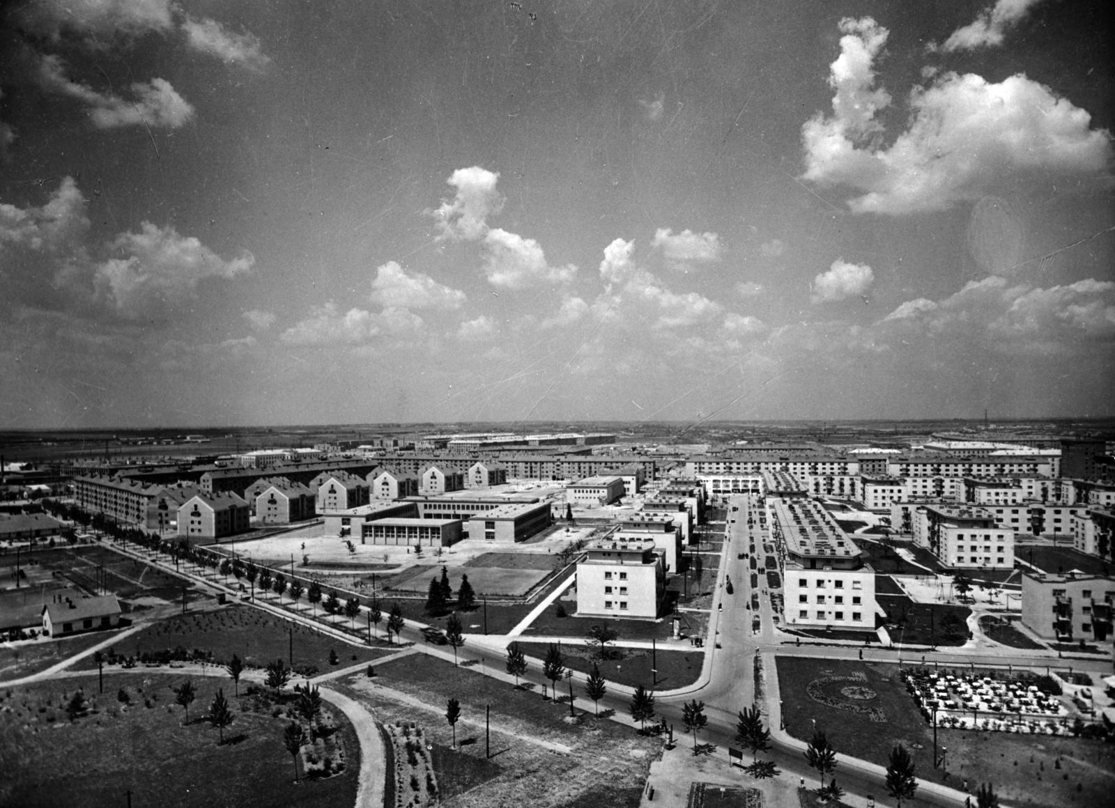 Hungary, Dunaújváros, (Sztálinváros), kilátás a Víztoronyból, szemben a Május 1. utca, balra a Vasvári Pál Általános Iskola épülettömbje és utána a Bartók Béla Kultúrház (később Bartók Kamaraszínház és Művészetek Háza) épülete. Előtérben az Építők útja melletti fasor látható., 1955, Hegyvidéki Helytörténeti Gyűjtemény, Fortepan #234297