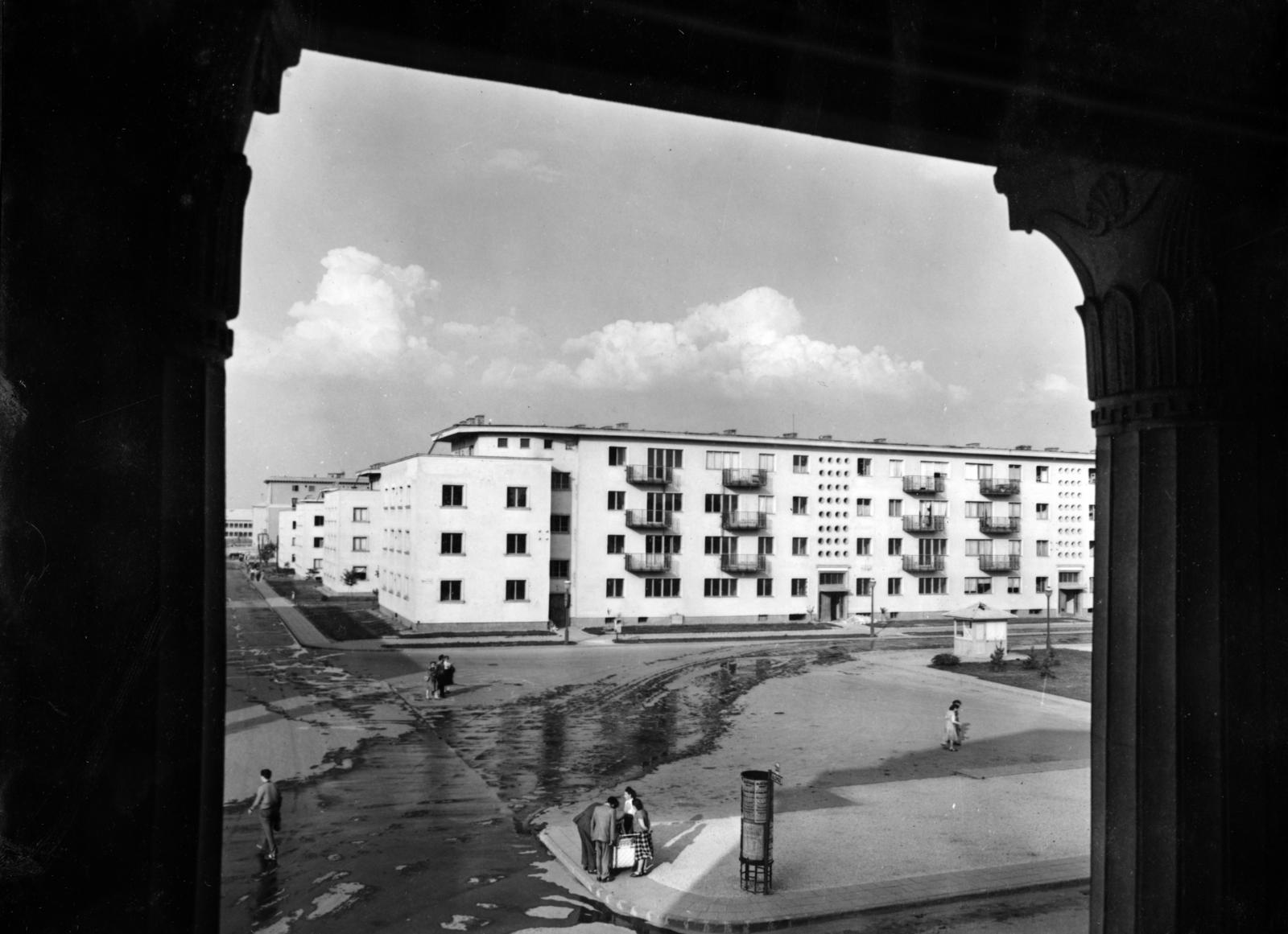 Hungary, Dunaújváros, (Sztálinváros), kilátás a Bartók Béla Kultúrház (később Bartók Kamaraszínház) emeletéről a Babits Mihály utca - Május 1. utca sarkán álló épület felé., 1955, Hegyvidéki Helytörténeti Gyűjtemény, Fortepan #234301