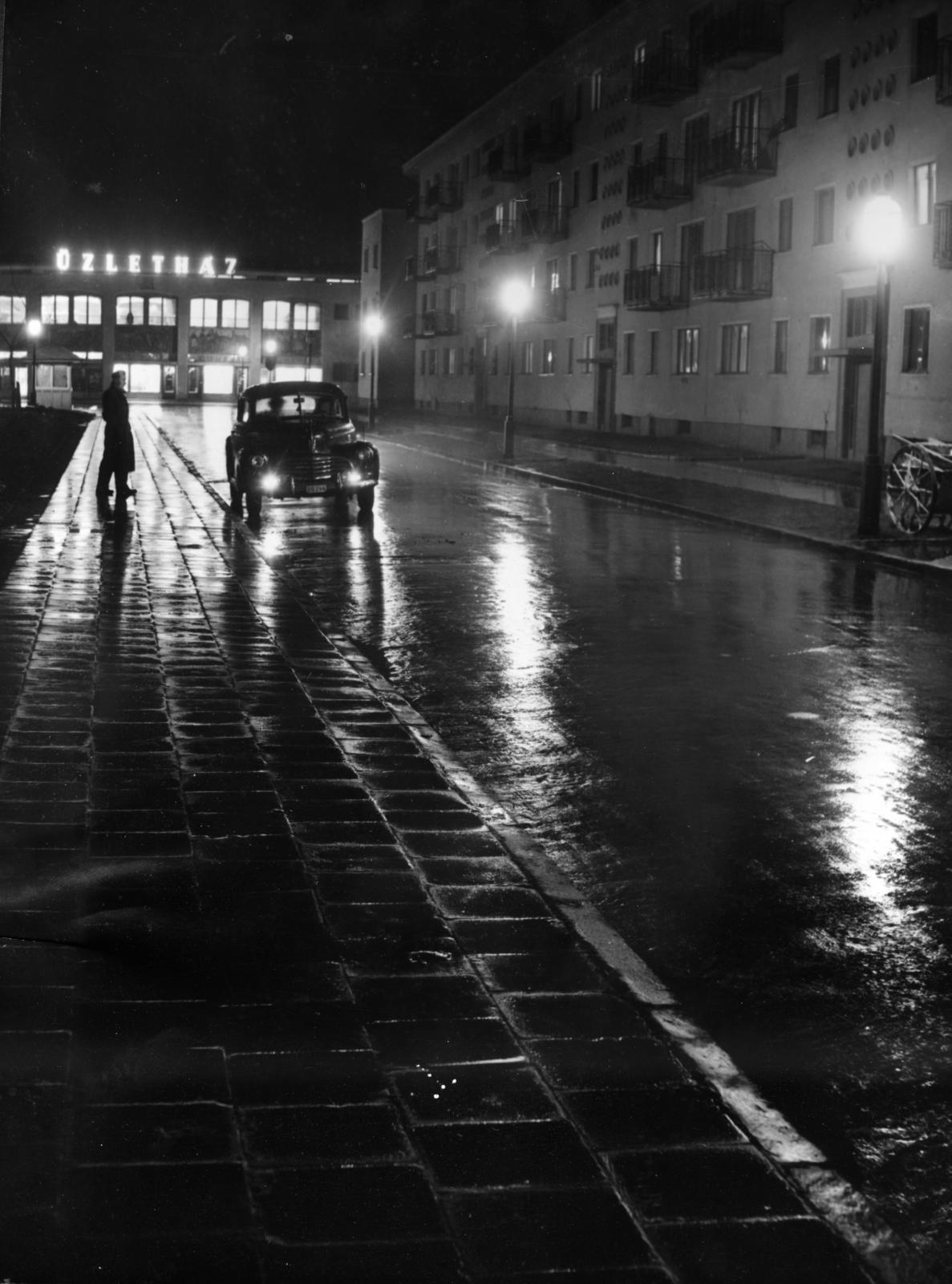 Magyarország, Dunaújváros, (Sztálinváros), Május 1 utca. Szemben a Béke Étterem és Üzletház épülete., 1955, Hegyvidéki Helytörténeti Gyűjtemény, Best of, éjszaka, eső, Fortepan #234302