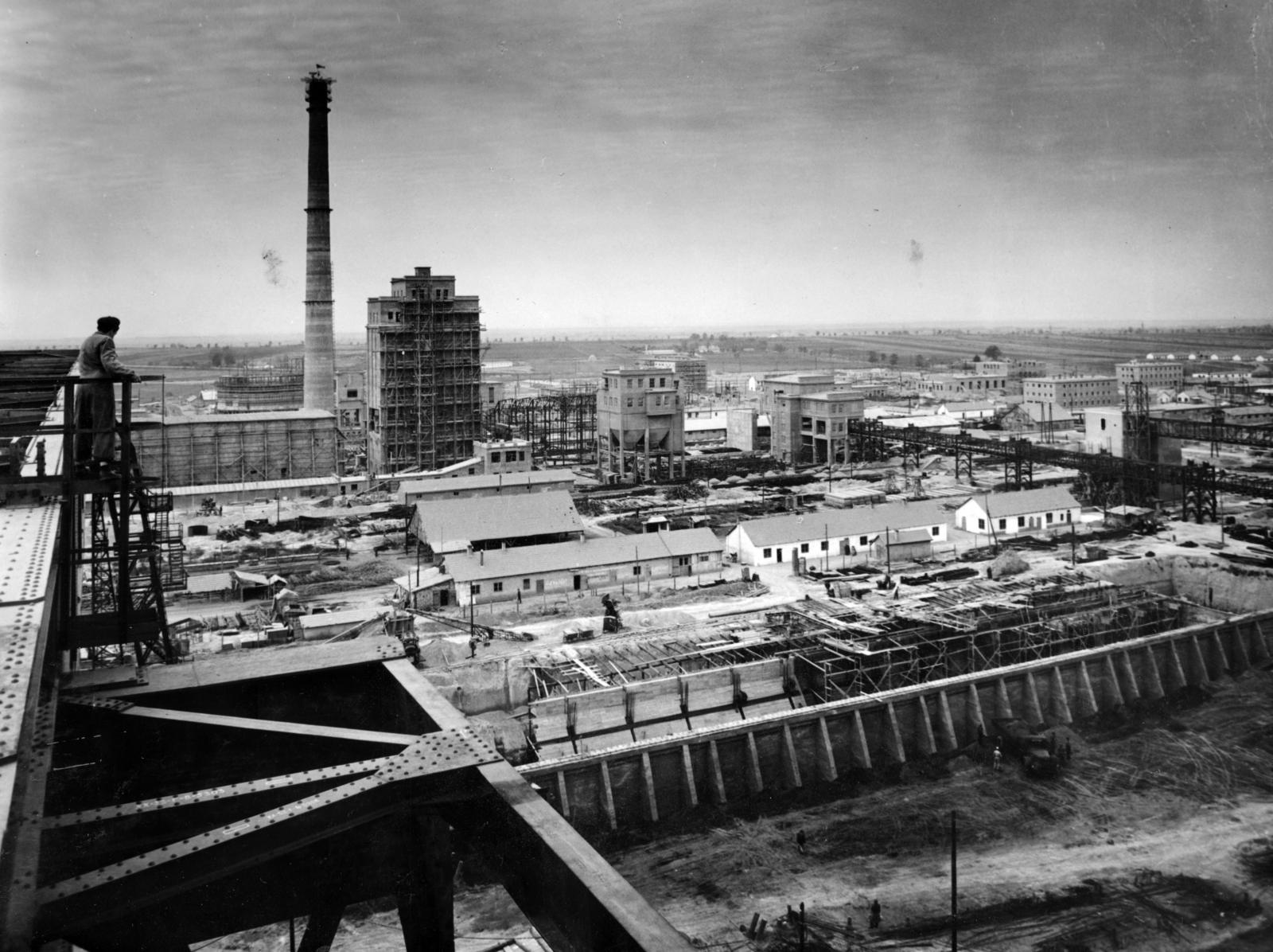 Hungary, Dunaújváros, (Sztálinváros), kilátás az érctéri bakdaruról a Kokszolómű felé., 1953, Hegyvidéki Helytörténeti Gyűjtemény, Fortepan #234316