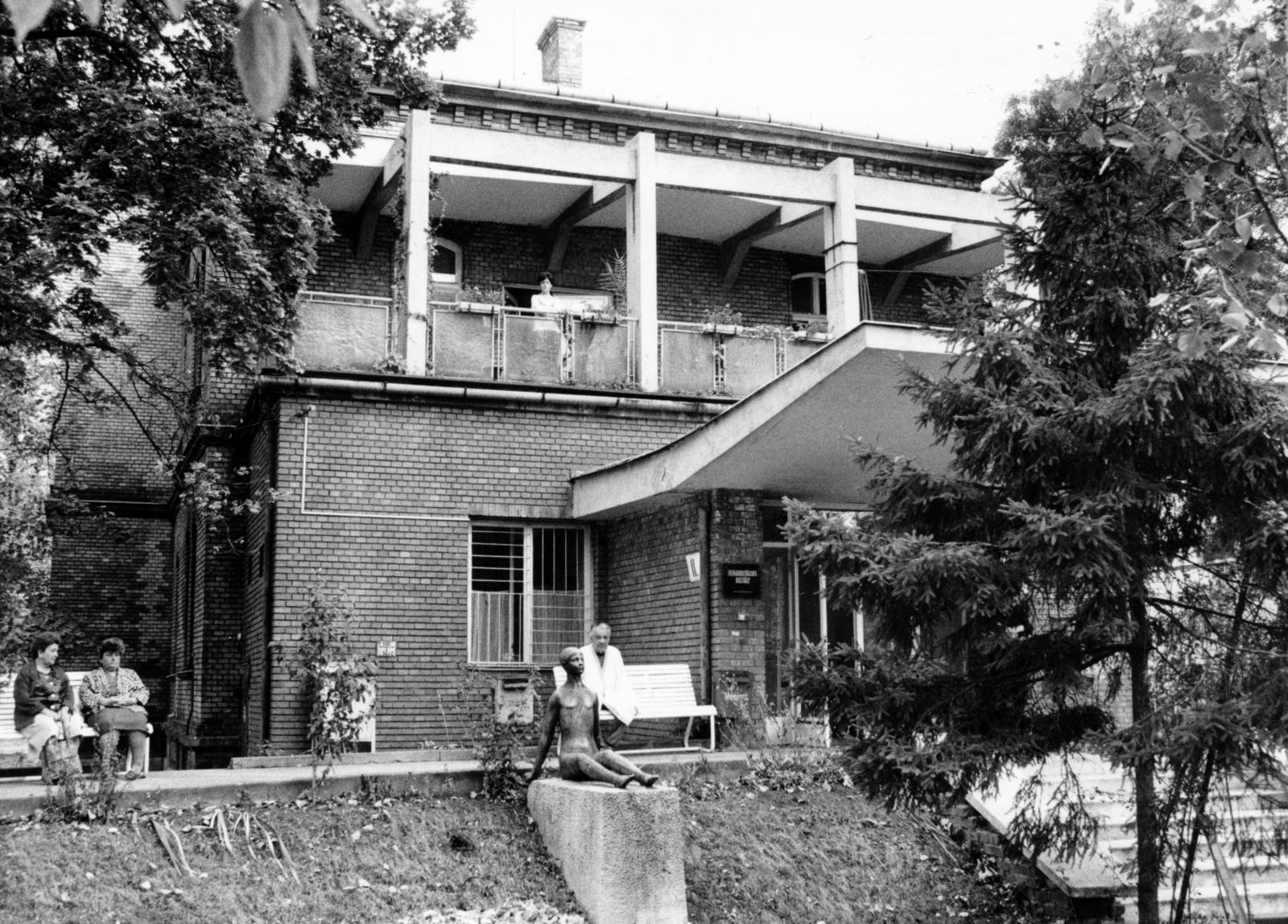 Hungary, Budapest XII., Alkotás utca, Országos Testnevelési és Sportegészség­ügyi Intézet, Völgyesi István szobrászművész Ülő fiú aktszobra (1961) a Rehabilitációs Osztály épülete előtt., 1966, Hegyvidéki Helytörténeti Gyűjtemény, medical institution, Budapest, Fortepan #234345