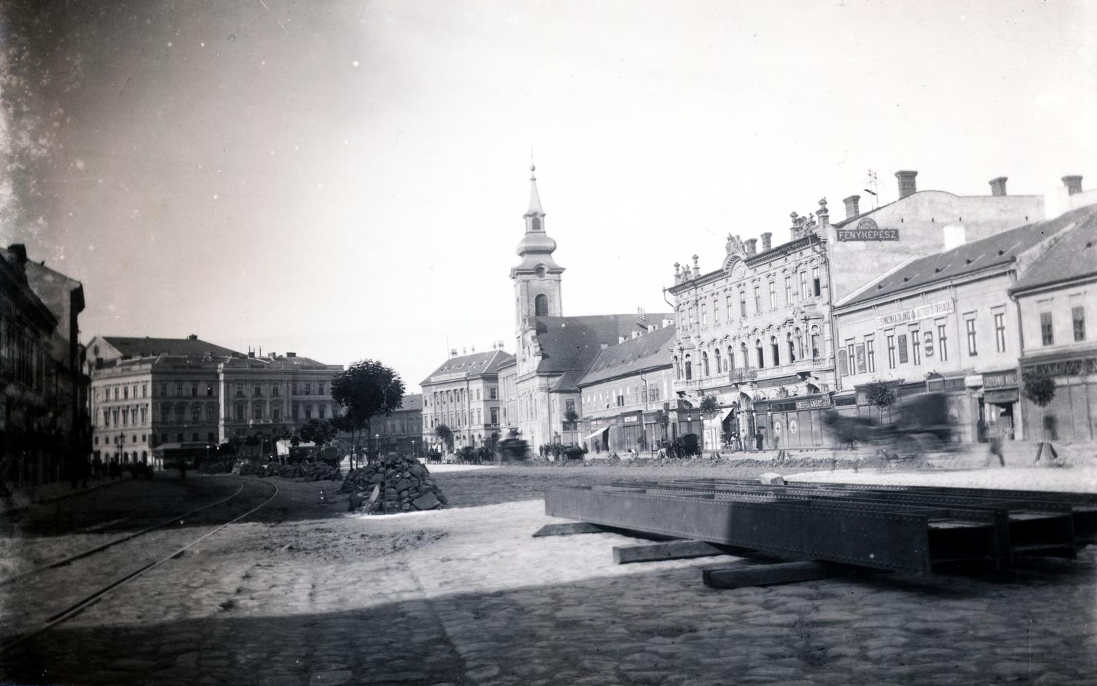 Románia,Erdély, Arad, Andrássy tér (később Bulevardul Revolutiei). balra az Aradi Klasszikus Színház, szemben a minorita templom., 1900, Hegyvidéki Helytörténeti Gyűjtemény, Fortepan #234358