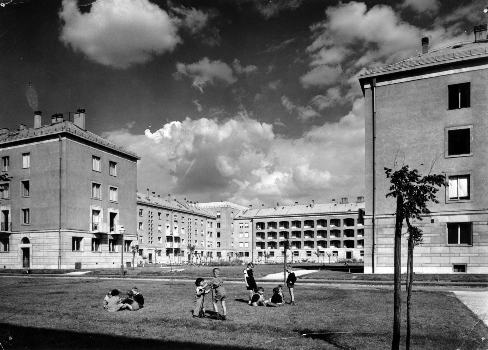 Magyarország, Budapest XIV., park a Bolgárkerék utcánál, szemben a Bolgárkertész utca - Örs vezér tere - Kerepesi út határolta épülettömb., 1955, Hegyvidéki Helytörténeti Gyűjtemény, Budapest, Fortepan #234364
