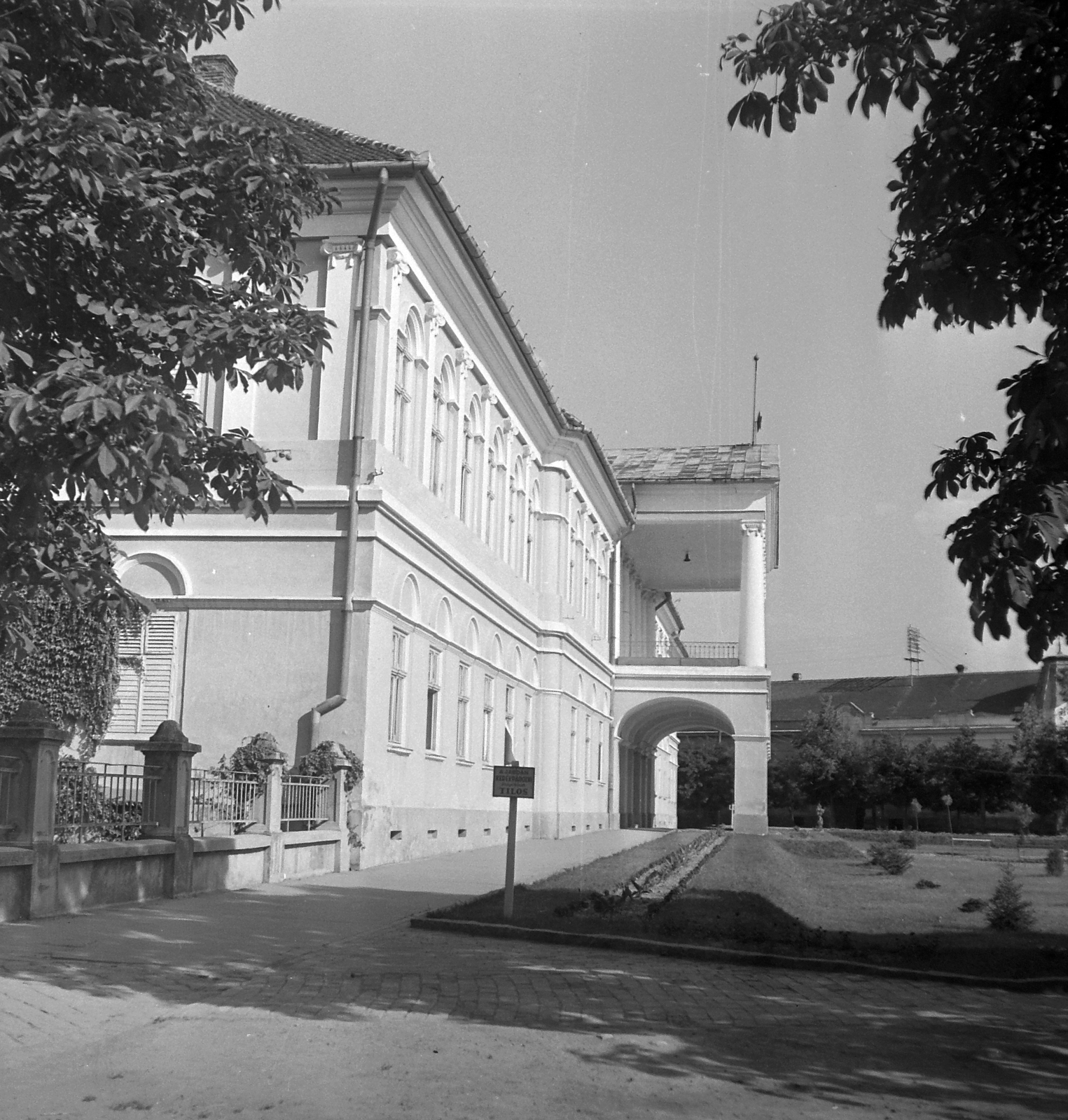 Hungary, Makó, Városháza (Megyeháza) az Úri utca - Megyeház utca (43-as főút) találkozásánál., 1951, Építész, architecture, Classicism, Fortepan #23438