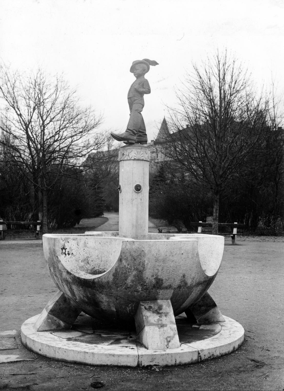 Hungary, Városmajor, Budapest XII., Hüvelyk Matyi szobra (Telcs Ede, 1934.), háttérben a Ignotus (Klára) utca házai., 1953, Hegyvidéki Helytörténeti Gyűjtemény, Budapest, Fortepan #234381