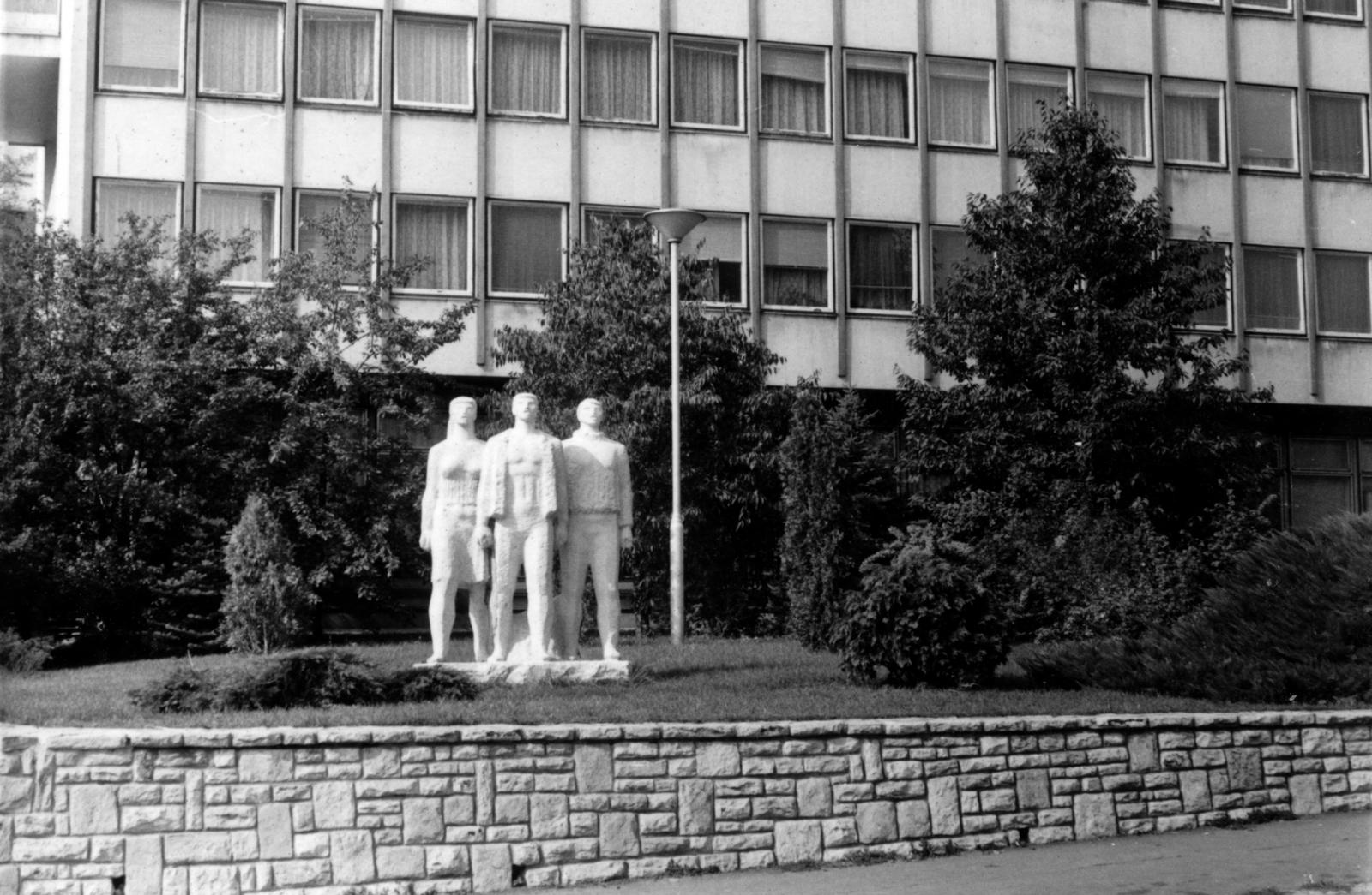 Hungary, Budapest XII., Csörsz utca - Nagy Jenő utca sarok, Kiss István Fényes szelek / Éneklő munkások című szobra (1970) a MSZMP Pest megyei és Budai járási Bizottsága előtt., 1975, Hegyvidéki Helytörténeti Gyűjtemény, Budapest, Fortepan #234384
