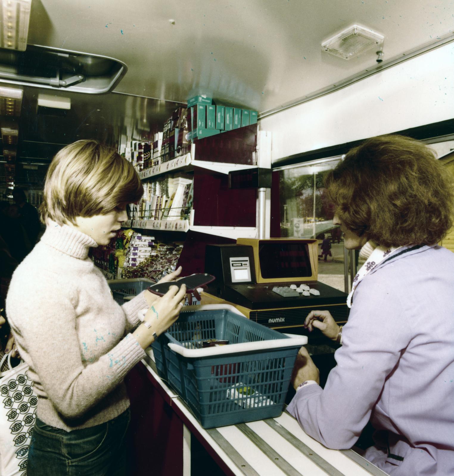 Magyarország, Budapesti Nemzetközi Vásár, Budapest X., Albertirsai (Dobi István) úti vásárterület. Ikarus 266-os típusú autóbusz az Észak-Budai Munkás ÁFÉSZ megrendelésére készült mozgó ABC-ként., 1977, Hegyvidéki Helytörténeti Gyűjtemény, mozgó ABC, Budapest, Fortepan #234395