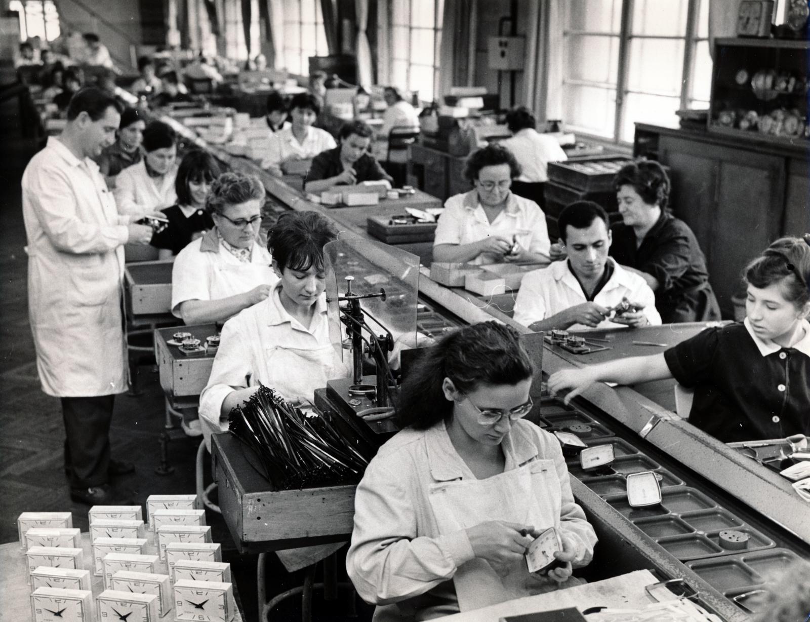Hungary, Budapest XII., Csörsz utca, a Magyar Optikai Művek (MOM) óra gyártósora., 1960, Hegyvidéki Helytörténeti Gyűjtemény, Budapest, Fortepan #234403