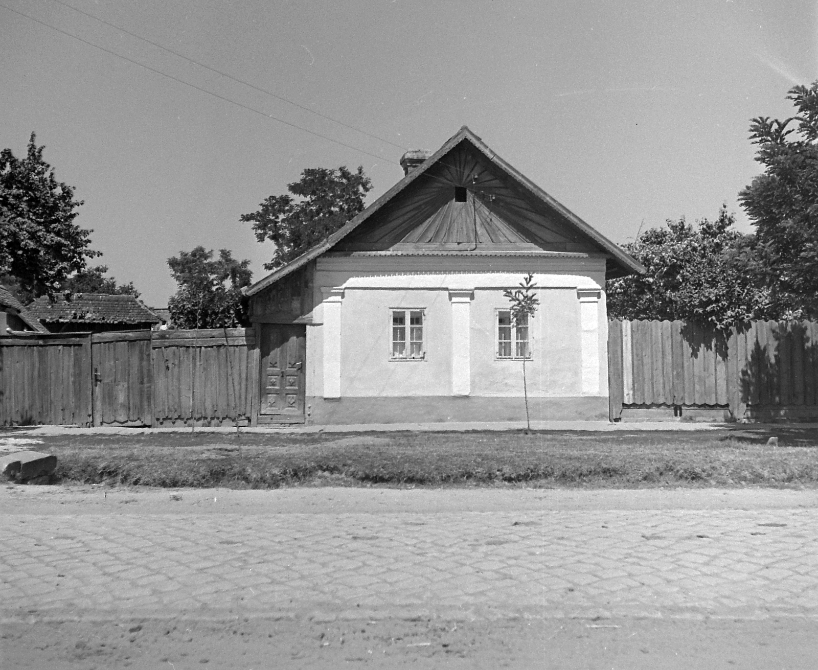 Hungary, Makó, 1951, Építész, village, lath fence, farmhouse, sunray pediment, Fortepan #23441