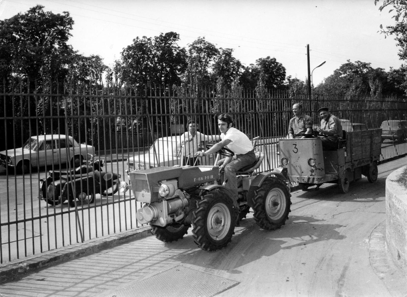 Hungary, Budapest XII., Csörsz utca, a felvétel a Magyar Optikai Művek (MOM) Csörsz utcai kerítésénél készült., 1975, Hegyvidéki Helytörténeti Gyűjtemény, tractor, trolley, Agrostroy-brand, Budapest, Fortepan #234415