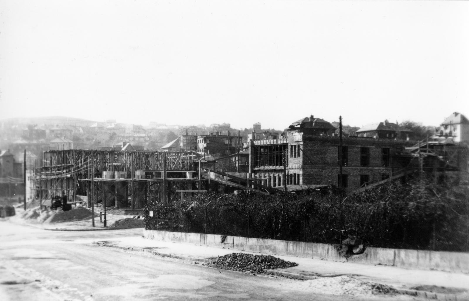 Magyarország, Budapest XII., Nagy Jenő utca, szemben a Csörsz utca 18. szám alatt a Magyar Optikai Művek (MOM) kultúrházának építkezése., 1951, Hegyvidéki Helytörténeti Gyűjtemény, Budapest, Fortepan #234422