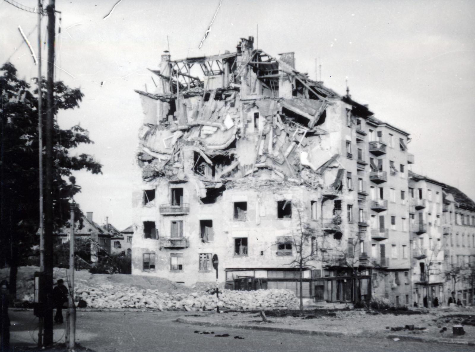 Magyarország, Budapest XII., Németvölgyi út - Királyhágó tér sarok., 1945, Hegyvidéki Helytörténeti Gyűjtemény, Budapest, háborús kár, Fortepan #234428