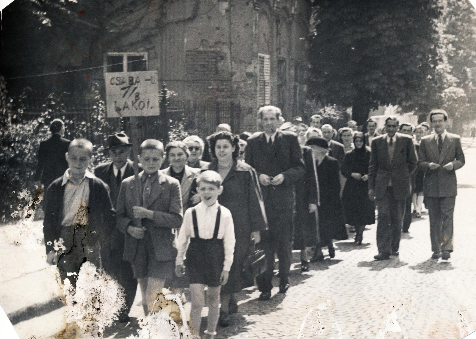 Magyarország, Budapest XII., Városmajor utca felvonulás résztvevői, háttérben a 41/a (ekkor 39.) számú ház látható., 1945, Hegyvidéki Helytörténeti Gyűjtemény, Budapest, Fortepan #234434